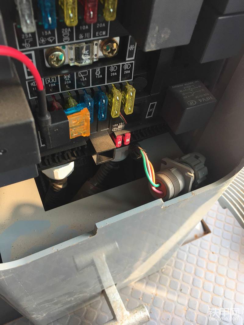 找到長供電源并接通電源<img class="smiley" src="/img/smiley/new/tiejia17.gif">