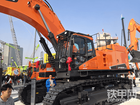 DX800LC-9C對維護系統進行了優(yōu)化，更加便捷和簡單：配備重載空氣過濾器、低溫啟動輔助、電子燃油泵、中央燃油過濾系統、可換向冷卻風扇、自動黃油加注系統（AGS）、安全通道加寬（對比舊機型加寬20%，達520mm）