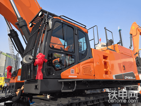 DX800LC-9C采用的制造部件專為大型設(shè)備精心定制，質(zhì)量上乘，久經(jīng)考驗(yàn)，配以精雕細(xì)琢的耐久性設(shè)計(jì)，在力量和穩(wěn)定性上是同類產(chǎn)品中當(dāng)之無愧的佼佼者，可以大幅度減少停工\n\n· 配備LED工作大燈、全視角監(jiān)視（AVM）系統(tǒng)、防爆管系統(tǒng)，增強(qiáng)安全功能，大大提高安全性