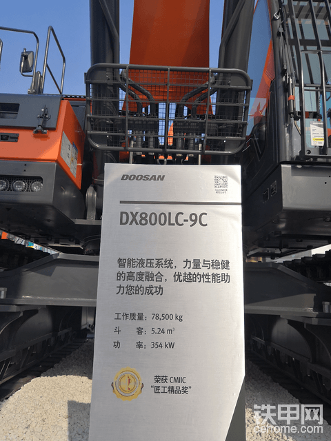 同時采用D-ECOPOWER+先進的液壓系統，全新電子主泵可以精確計算每個執(zhí)行機構所需的泵流量，實現優(yōu)越的生產率，并能避免不必要的燃油損失