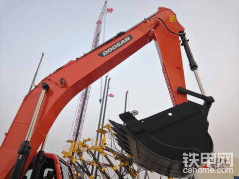 DX230LC-9C對大小臂進行了加強，不僅增加板厚和受力面積，而且在連接部位采用一體式鑄造結構，大大提高使用壽命