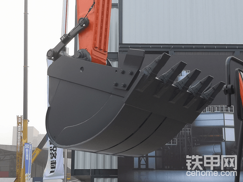 DX230LC-9C標配貼合挖掘軌跡的1.2m3大鏟斗，保證使用壽命的前提下，充分發(fā)揮挖掘效率！