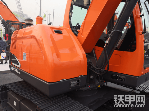 DX75采用全新的電瓶箱設計，增加黃油桶、黃油槍及工具箱的儲放位置，提高便利性