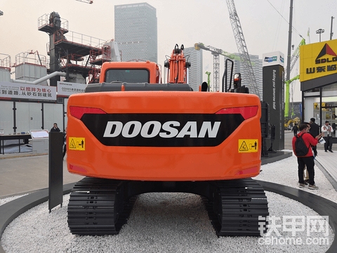 DX130-9C還采用了一體式發(fā)動機蓋，保證噪音和熱平衡的同時，提高維修保養(yǎng)的便利性