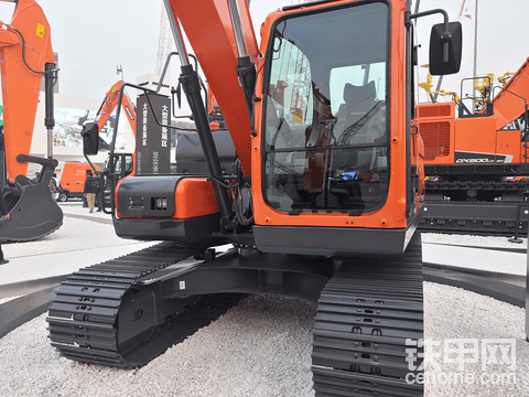 DX130-9C共用中大型駕駛室，秉承斗山一貫以駕駛員為中心的設計理念，堪比豪華轎車的駕駛室，操作舒適，視野寬闊，噪音低