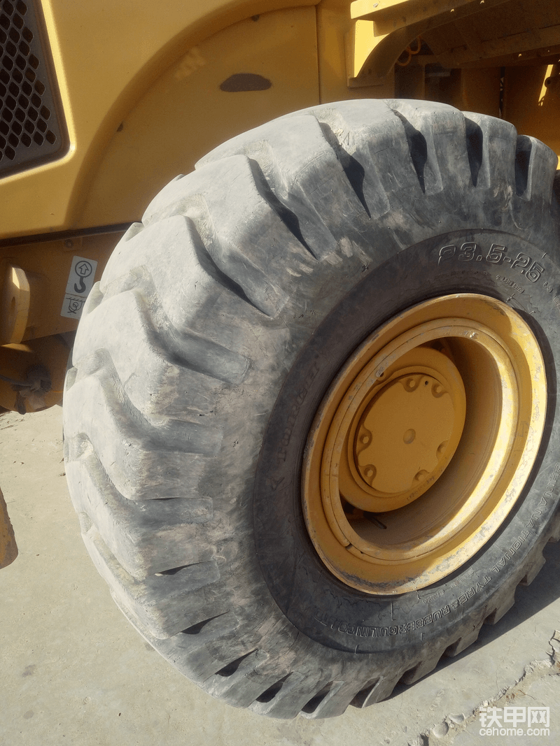 还有就是10年到13年出厂的柳工50CN轮胎都是火炬牌的轮胎！如果带有柳工的标志或是其他厂家的轮胎！那么这台车已经换过轮胎了！
