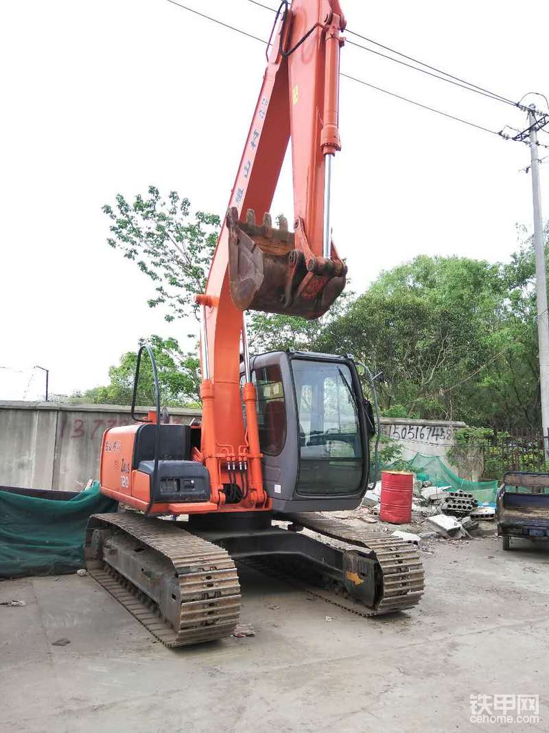 動(dòng)臂和斗桿鋼板厚度增加，側(cè)門采用斷面閉合，采用強(qiáng)化型旋轉(zhuǎn)主平臺(tái)，耐久性提高