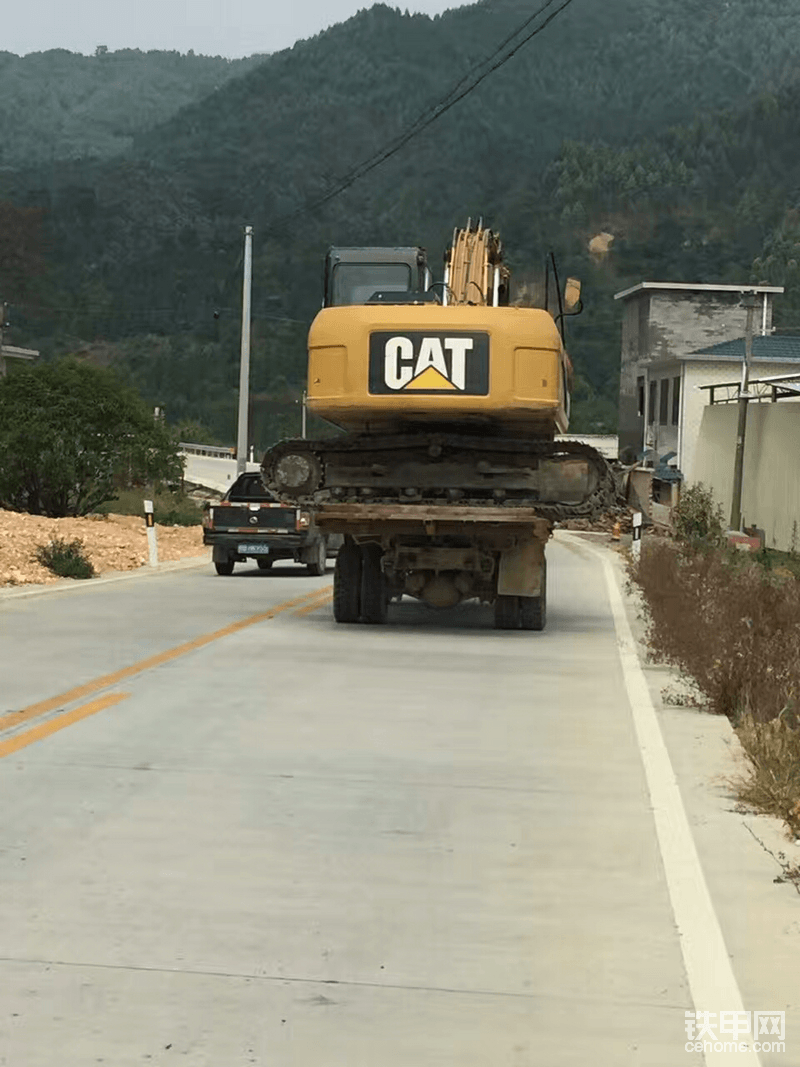 前年，沒錢陪拖車，在鄉(xiāng)下一時半會沒拖車轉(zhuǎn)場，工作又趕，弄了一個拖拉機運。幸好只是一點點路程。不然真心不安全。