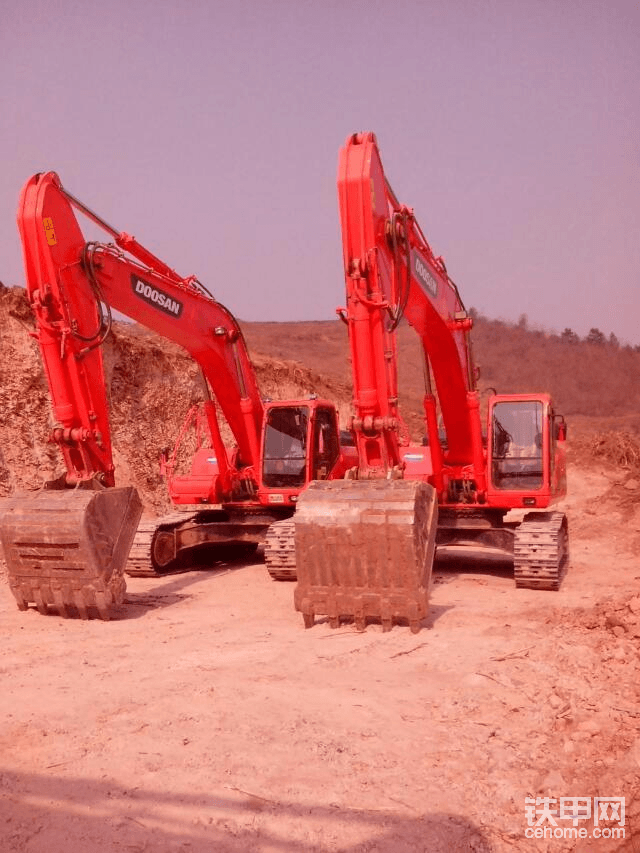 在機(jī)場干活兒碰見了我在2013年給別人開溝機(jī)。在飛機(jī)場干了兩個多月。機(jī)械費降價我就撤了。