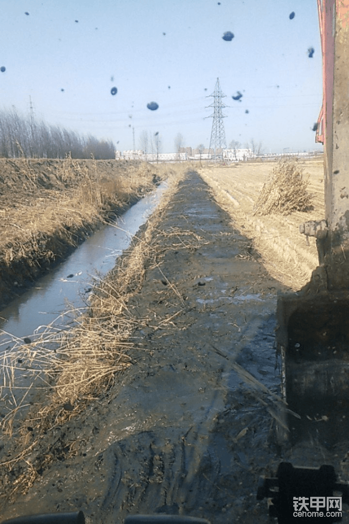 這是排水溝，深度二三十公分，寬度隨型，主要是爛泥的做上壩，一斗一下成，不能返工，沒(méi)要求，也是我自己看著整得