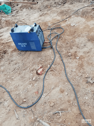 临工400换挖斗，实属不轻松！