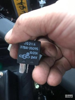 求大神指点柳工855N变速箱操纵阀的倒挡压力检测堵帽位置