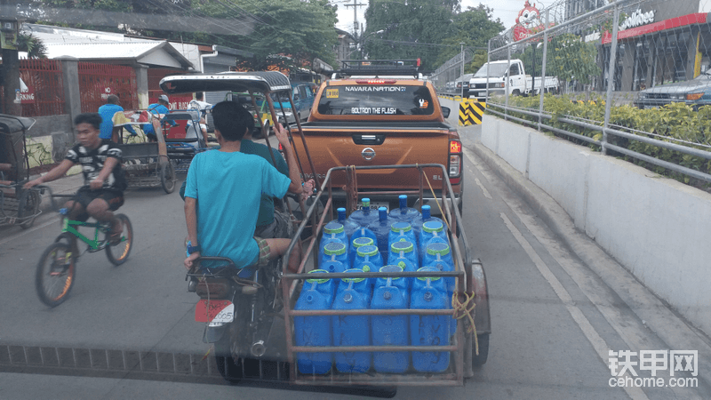 一辆改造过的摩托车，可以承载20桶饮用水（600斤）