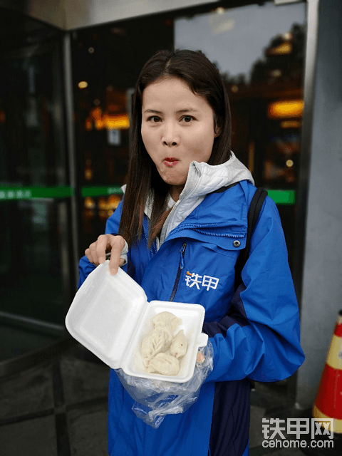 鐵甲美女編輯，小姐姐吃嗨了吧，還不干活去？