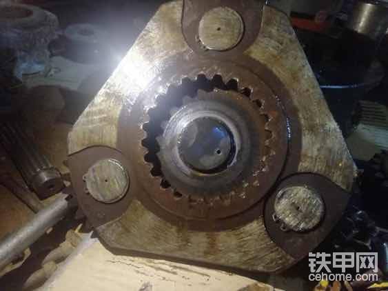 這是三星齒和四星齒連接的面。磨損非常嚴(yán)重。