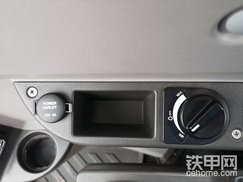 帶12V電源接口，點個煙、燒個水、接個MP3還是沒問題的。這個框可放個鑰匙、手機、大屏的就算了哈。