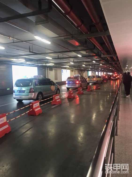 三个小时的高铁到达上海虹桥站，找出租车（出租车全部要在一个地方上车）