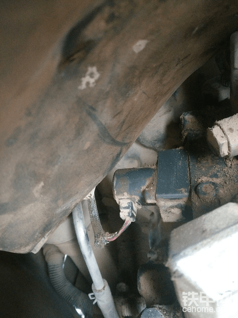 小松70-8泵2传感器在哪？