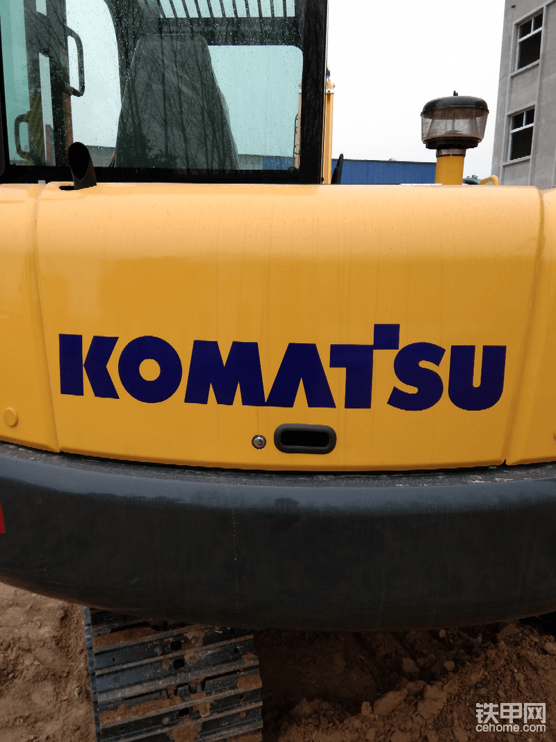 多少挖友们朝思暮想得到的的品牌komatsu，又有多少人拜倒在它价格的石榴裙下？<img class="smiley" src="/img/smiley/new/tiejia37.gif">