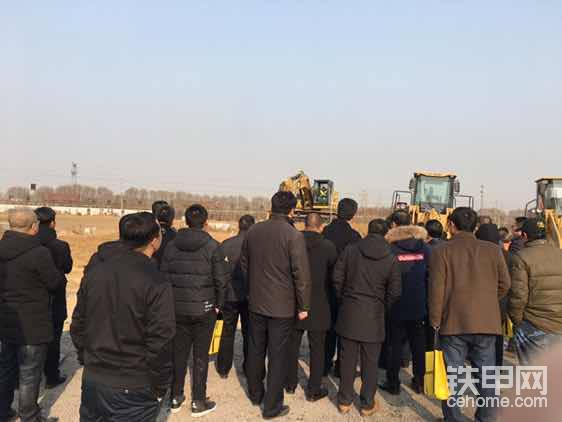 大家圍觀智能挖機(jī)，怎么他不用手也能開(kāi)挖機(jī)？！