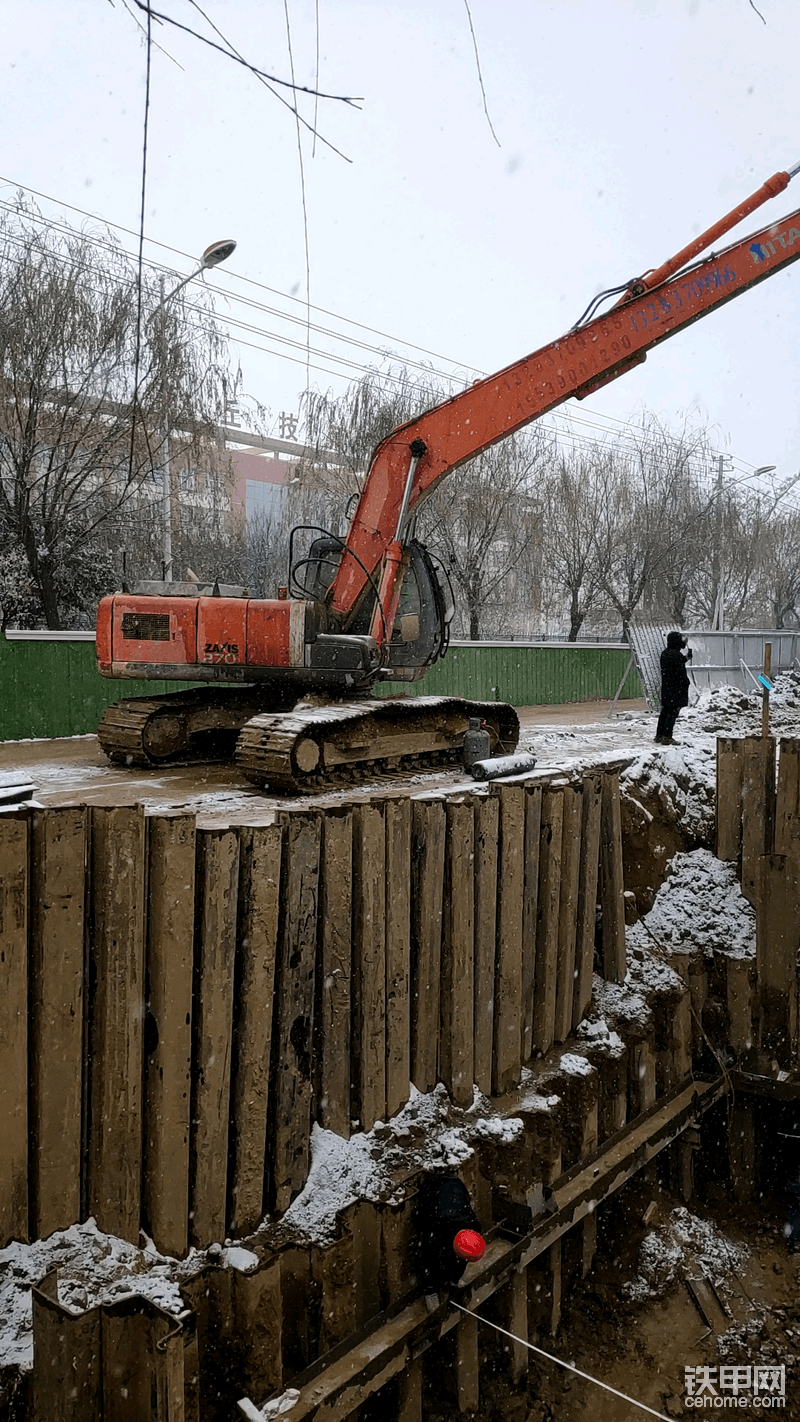 这是挖第二天下雪时，拍的第二天的