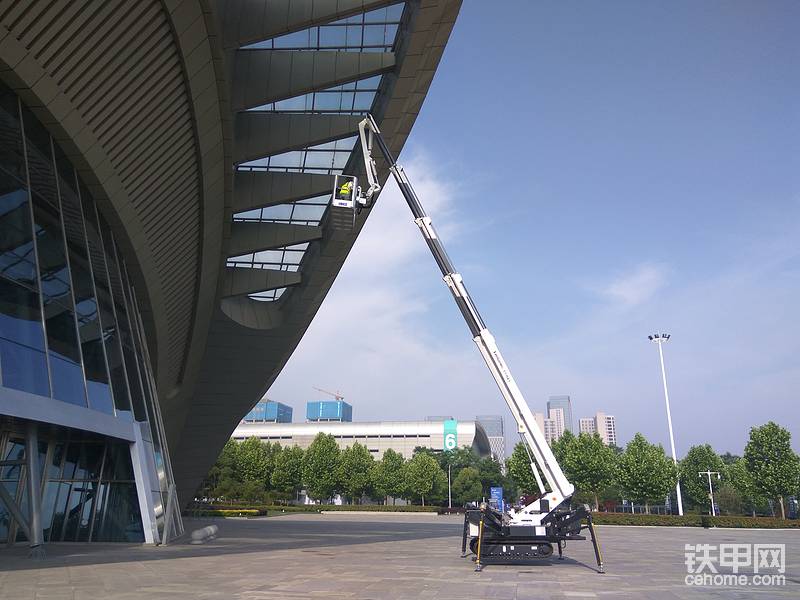 臂长30米，载荷200Kg，PST300CS蜘蛛式高空作业平台正在某场馆更换灯泡
