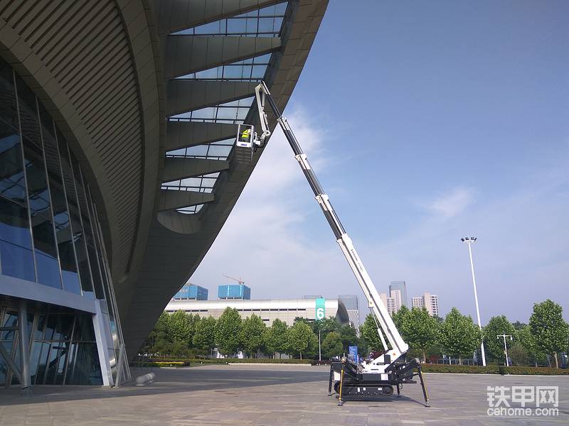 臂長(zhǎng)30米，載荷200Kg，PST300CS蜘蛛式高空作業(yè)平臺(tái)正在某場(chǎng)館更換燈泡