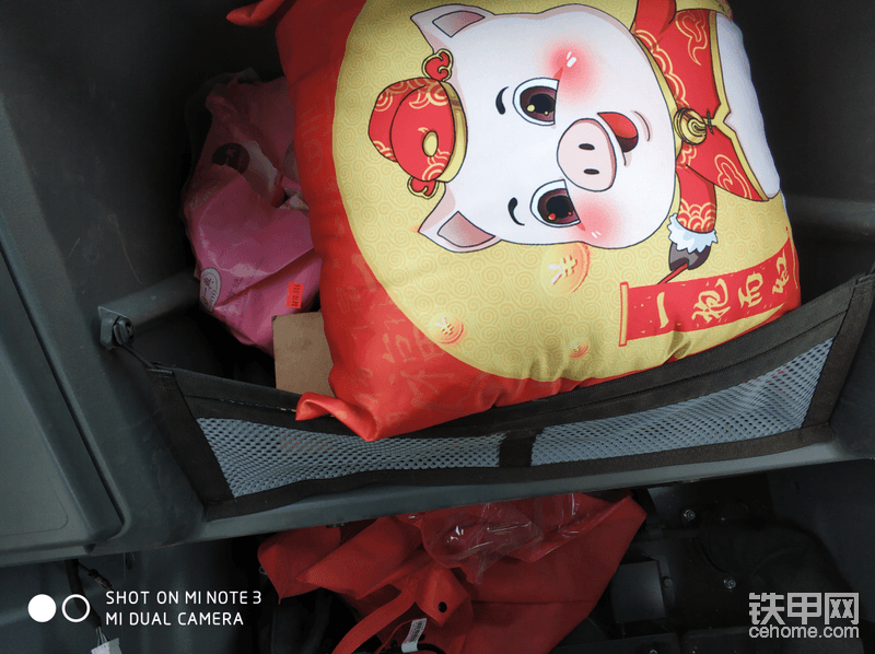 后面平臺(tái)帶儲(chǔ)物功能，限位籃很不錯(cuò)，帶妹也有位置坐了