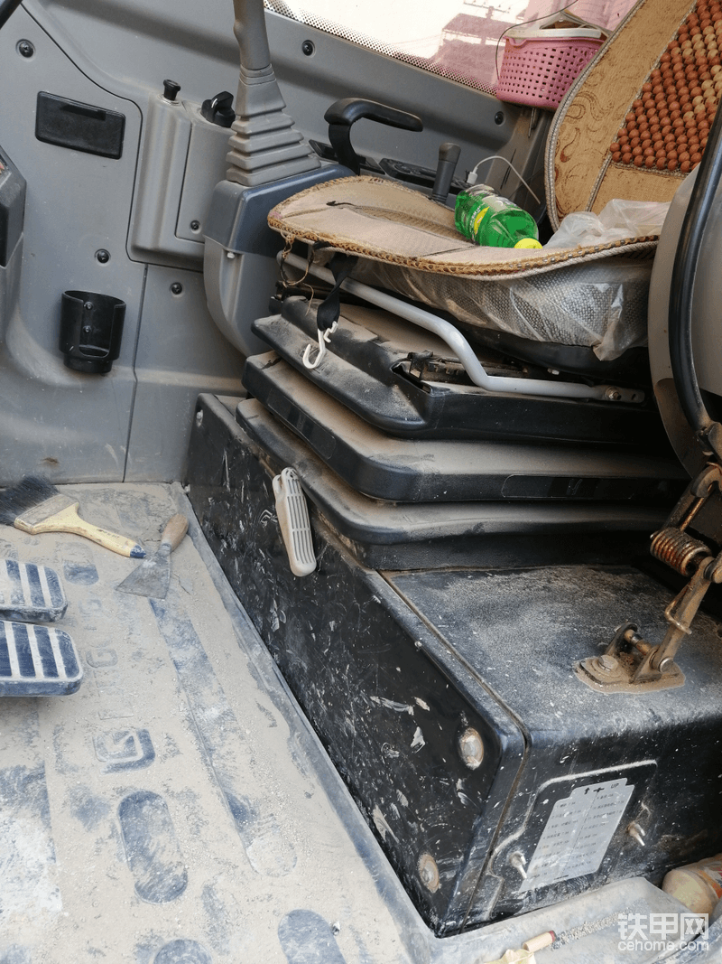 驾驶室已被灰尘堆满  保守估计一方沙石料。
