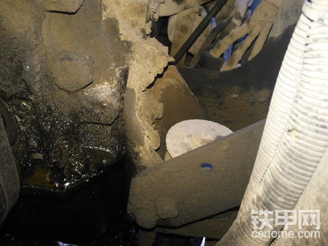 神钢210-8发动机风扇处漏油