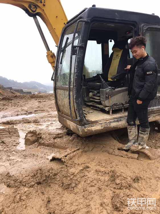 小老弟履帶又特么掉了，還特么是爛泥里！我腦殼痛啊。
