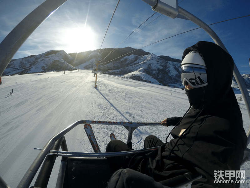 19年第一次去滑雪，拍摄于南山白云雪场，只有中午有太阳的时候还暖和些，坐在缆车上冷风呼呼的
