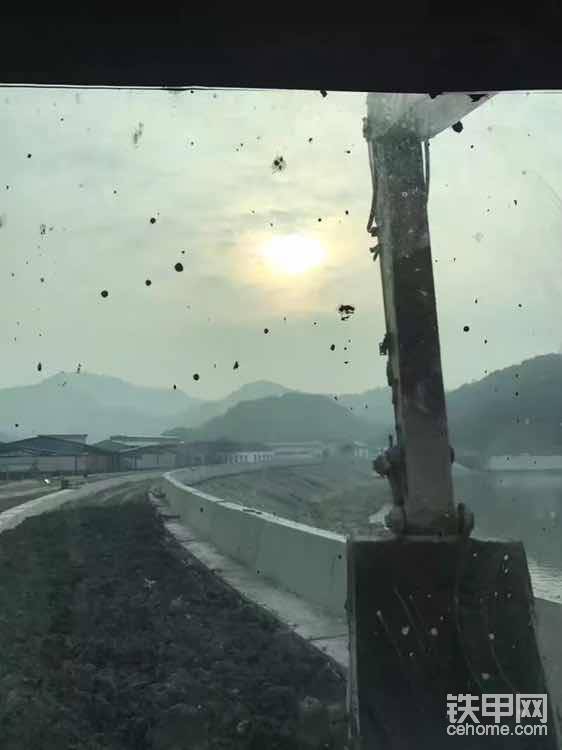 江堤漫步，朝向太陽 前進(jìn)。陽光正好，情意正濃。