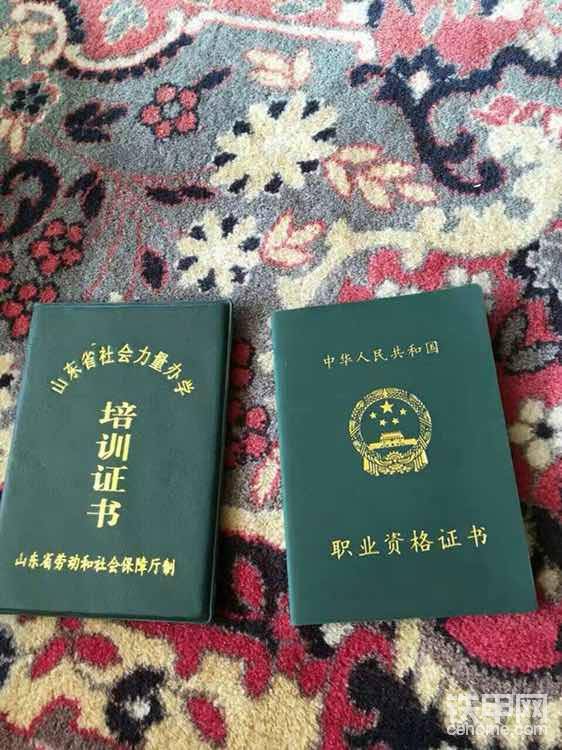 就是諸葛亮那個(gè)代言的學(xué)校，什么辣雞翔！有圖有真相，這樣甲友才能信服。目測(cè)這個(gè)學(xué)校還在生存，真不知道哪有那么多學(xué)生，去過(guò)的都后悔，學(xué)一個(gè)月初級(jí)職稱，半年中間職稱，一年高級(jí)職稱，學(xué)校是封閉式的，建議有想法的三思后行，不如找個(gè)當(dāng)?shù)氐膸煾祵W(xué)靠譜，把交學(xué)費(fèi)那些錢給了師傅啥都會(huì)了，特么的去了一個(gè)月20天的理論10天的實(shí)踐一人5分鐘還是做個(gè)空動(dòng)作，希望看的我的帖子你們有想法還是取消了吧！我個(gè)人意見(jiàn)，也是想讓甲友家族學(xué)徒兄弟們少走彎路，決定還是在于你自己，我個(gè)人建議。