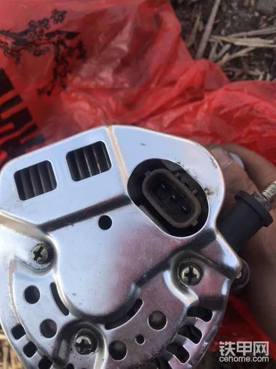 發(fā)電機(jī)后面，一個(gè)主線，三根副線插頭，不銹鋼后蓋！大接線柱是正極輸出短，也是最粗的線，插頭里面三個(gè)分別是負(fù)極輸出端，磁場(chǎng)接線柱，發(fā)電機(jī)中性點(diǎn)輸出端（輸出電壓比正極輸出端電壓低），這是發(fā)電機(jī)的原理，要想修一樣?xùn)|西，先弄清原理是最方便修理的！怎么樣王師傅還是有兩把刷子滴<img class="smiley" src="/img/smiley/new/tiejia3.gif"><img class="smiley" src="/img/smiley/new/tiejia3.gif"><img class="smiley" src="/img/smiley/new/tiejia3.gif"><img class="smiley" src="/img/smiley/new/tiejia3.gif"><img class="smiley" src="/img/smiley/new/tiejia3.gif">