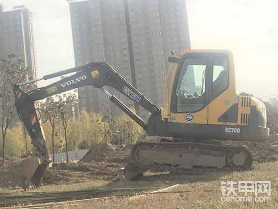 就是這臺(tái)沃爾沃在那里干的，中煤集團(tuán)里面，也是先先后后換了好幾臺(tái)挖掘機(jī)，最后才選擇的我的挖機(jī)在里面長(zhǎng)干（他們挖機(jī)技術(shù)好的不聽(tīng)指揮，聽(tīng)指揮的吧干的又不行<img class="smiley" src="/img/smiley/new/tiejia3.gif"><img class="smiley" src="/img/smiley/new/tiejia3.gif">），我去里面先打一圈煙（必須用好煙，一般般的煙不要用，給人家也不當(dāng)回事），唉~這一圈煙一上，指揮你干活的技術(shù)員，工人等等，首先就對(duì)你印象好了，然后就給他們說(shuō)：有哪里我做的不對(duì)的一定給我提前說(shuō)，別干完了老板再相不中，是不是？唉~這人家一聽(tīng)，咱虛心吶，還聽(tīng)指揮，對(duì)不對(duì)？（其實(shí)大部分工地大老板去實(shí)地考察的時(shí)間很短，你挖機(jī)干的好不好全都是聽(tīng)技術(shù)員還有工人的意見(jiàn)，他們說(shuō)你干的好就是好，你自己感覺(jué)技術(shù)再牛逼，他們說(shuō)你不行，你就是不行[表情]，行也不行，知道不？<img class="smiley" src="/img/smiley/new/tiejia3.gif"><img class="smiley" src="/img/smiley/new/tiejia3.gif"><img class="smiley" src="/img/smiley/new/tiejia3.gif">）