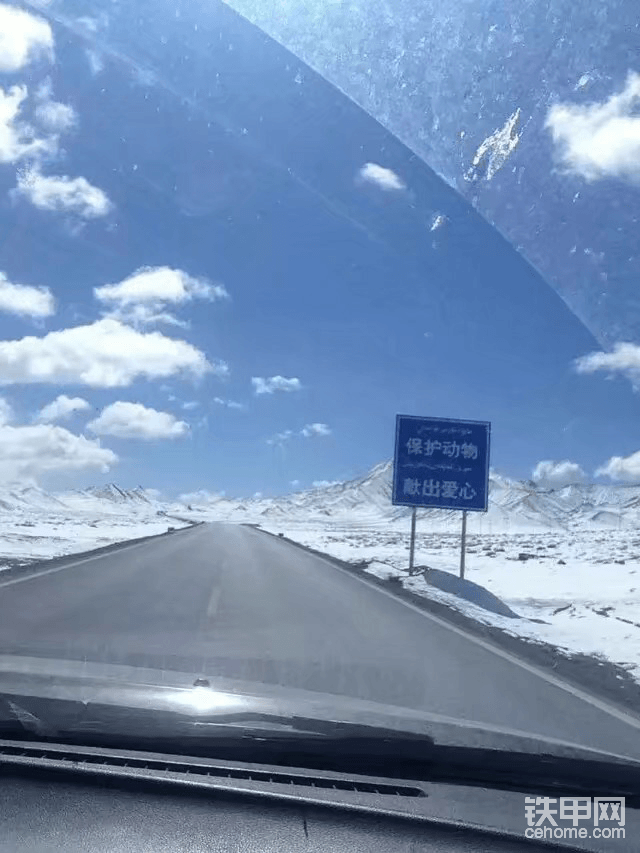 一年后听说有大雪，工地便早早地停工放假，一排排挖掘机开着兔子档往山下跑，就好像那圈养的野马得以回归自然，心里那时一个激动，路上有遇见诸多同行，还有深陷沼泽的兄弟，因为每台挖掘机所带的燃油有限，抢救一台就是三千，后八轮两千，一路赚了不少外快^O^^O^！