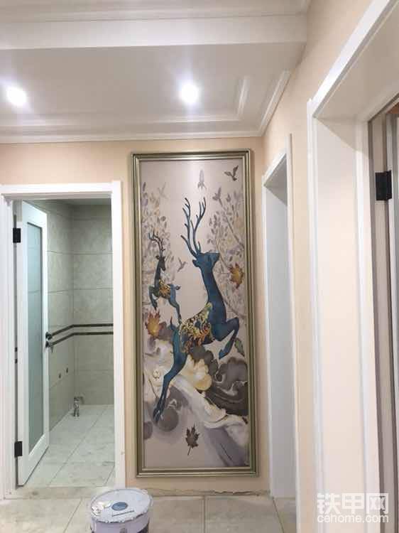 玄關(guān)畫加線條，（鹿”是“祿”的諧音，意味著俸祿不斷，財源滾滾，一路富貴，路路暢通）在中國內(nèi)地，鹿象征著長壽，是唯一能夠確定靈芝位置的動物，因此備受尊崇。