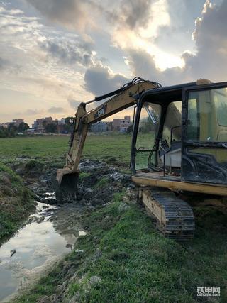 307C行走跑偏是怎么回事