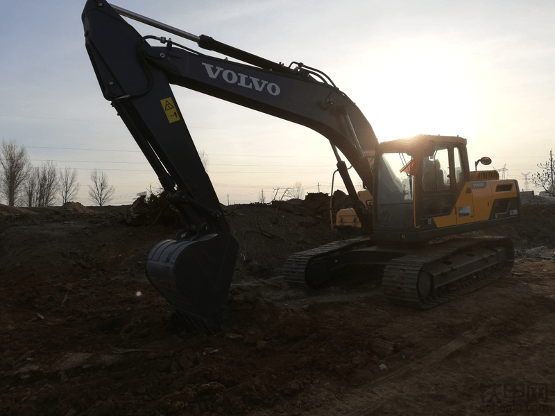 入行3月，喜提沃尔沃EC220DL和55D挖掘机！