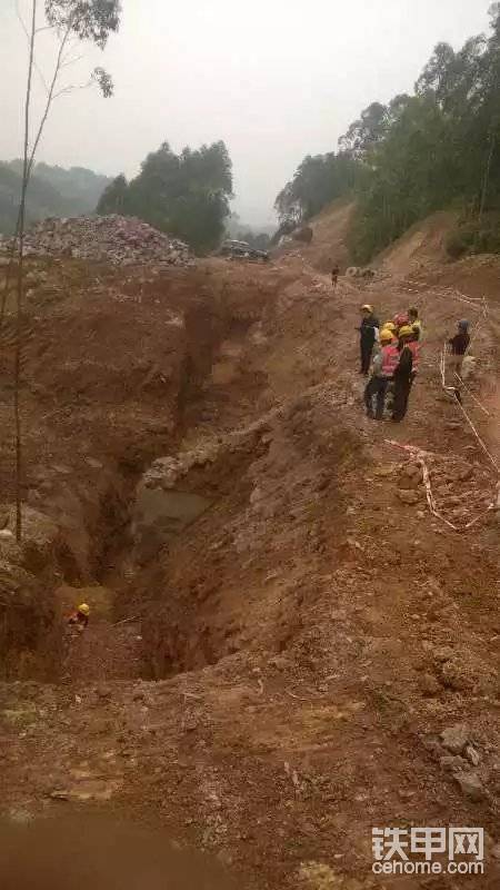 之后跟着工程队去到了另个城市建设一条二级公路，这是我挖的挡土墙，当时开的是一台柳工920也是非常牛逼的一台挖机没有护链板，mmp的非常爱掉链板，就要这样一直开到后来·····