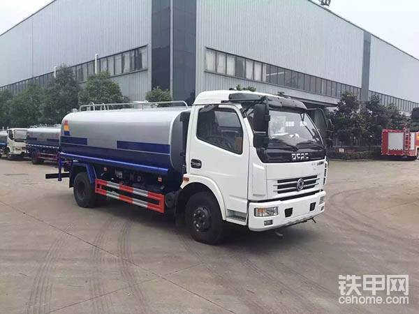 产品名称 
 东风天锦12吨洒水车（国五） 
 底盘型号 
 DFL1160BX1V 
 
实际容积(立方) 
 10-12 
 总质量(kg) 
 15800 
 
发动机马力 
 180PS 
 额定载质量(Kg) 
 8805 
 
发动机名称 
 康明斯 
 排放标准 
 国Ⅴ 
 
外形尺寸(MM) 
 8300×2480×3000 
 燃油种类 
 柴油 
 
轮胎数 
 6 
 轮胎规格 
 9.00-20,10.00-20 
 
轴距(MM) 
 5000、4700、4500 
 最高车速(km/h) 
 98 
 
前轮距 
 1880,1900,1920 
 后轮距 
 1800,1860,1820 
 
性能简介 
    ★ 垂直吸程≧7米，洒水宽度≧14-16米，射程≧28-30米，扬程90米，引水时间&lt;5min，流量90m3/h。前冲(喷)、后洒、带侧喷(花洒)、带后工作平台、平台上安装绿化洒水高炮(炮喷射形状可调节：直冲、大雨、中雨、毛毛雨、雾状、可连续调节，360°旋转)，配消防接口，自流阀，滤网，带自吸自排功能。 
 
专用配置 
 ★ 配备全国评比质量第一的（日本技术）大功率专用洒水泵、取力器、球阀、滤网、输水管道、洒水装置等部件组成。水泵、取力器、球阀、滤网均为国家标准产品，具有性能优良，工作可靠、效率高、流量大、维修方便等特点。 

★ 罐体为椭圆形或方形，采用武钢优质碳钢板制成，罐体仓内1.5米一道隔板，具有防波防荡作用，还可按用户要求进行专业的防腐防锈处理，罐体外可用发泡或岩棉加装保温层起保温功能。可选装药盘,药泵、高压喷药设备、非车带泵动力等.、罐内防腐防锈、多方位进出