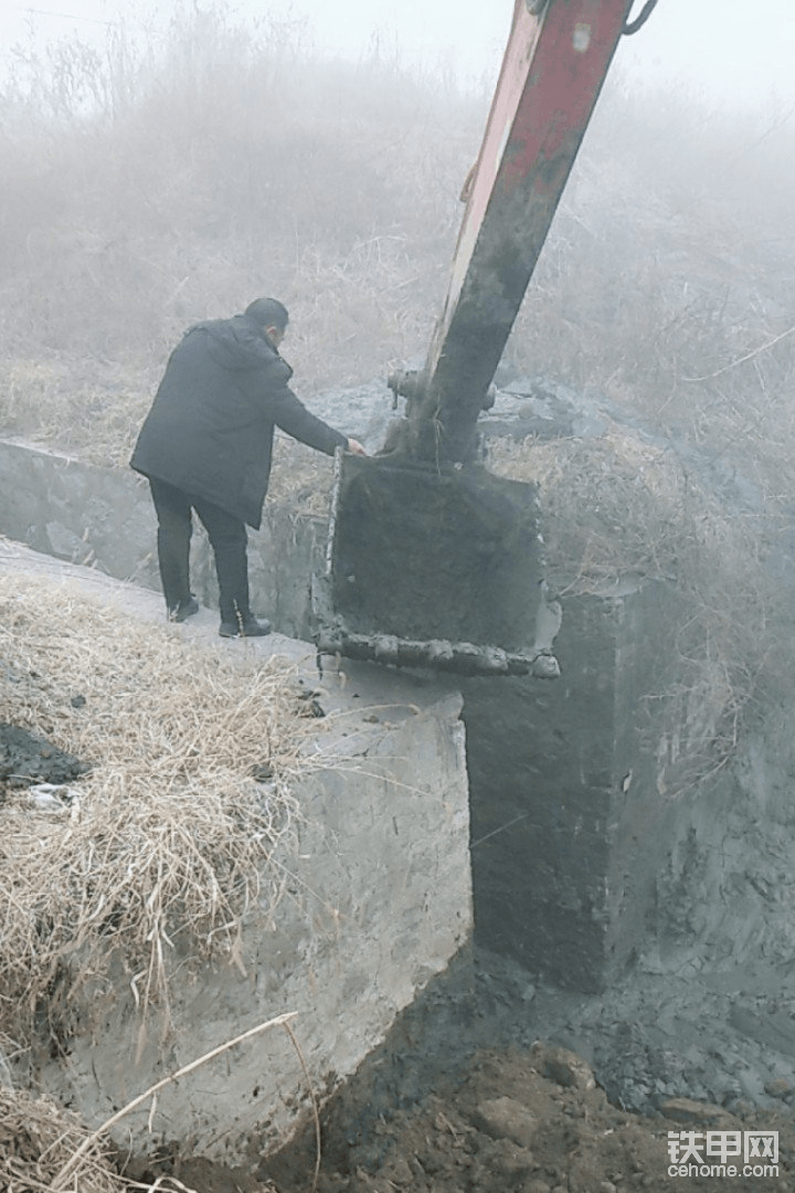 我開(kāi)這車干的活比較雜，沒(méi)有大活兒，都是小活，地域問(wèn)題這里爛泥較普遍，日立車省油也能干動(dòng)，經(jīng)濟(jì)實(shí)惠。