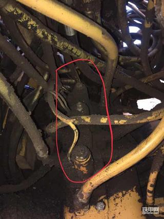 卡特320D分配阀底下的位置
