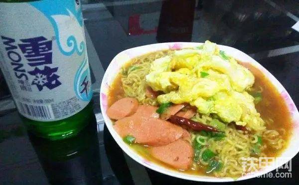 敞亮吃又不掏钱，只不过是莱品和味道较为一切随缘了，有时候方便面+火腿肠已经是豪华型工作餐了。