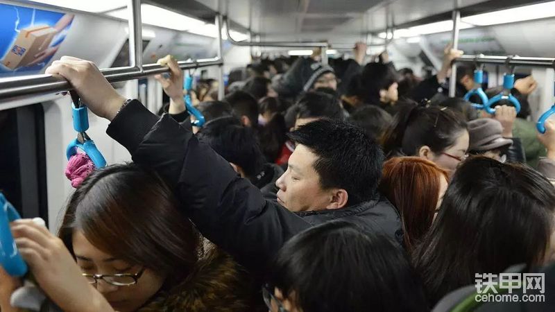 終究吊車司機都是有車族，駕車上下班是必需滴（盡管車是公司老總的...）。