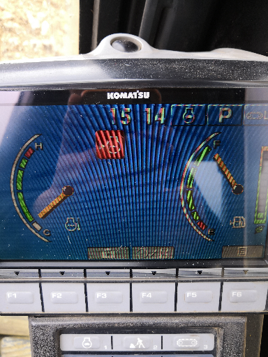 小松240-8，换了一个发电机显示屏显示中间那个红