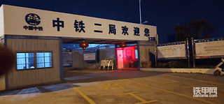 广州那里有招挖机司机的，本人用斗用炮都会。