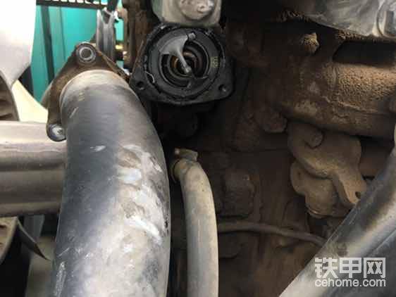 出現(xiàn)高溫，各種研究，排除皮帶松，氣缸墊也沒問題，水箱也是防凍液，外面也清洗了，最后判斷節(jié)溫器發(fā)卡，換了個原廠新的。