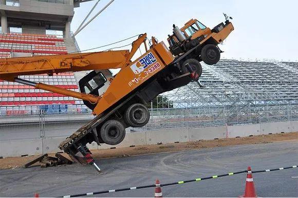 吊車翻車事故，無外乎這幾項(xiàng)，請千萬注意，不要再犯！